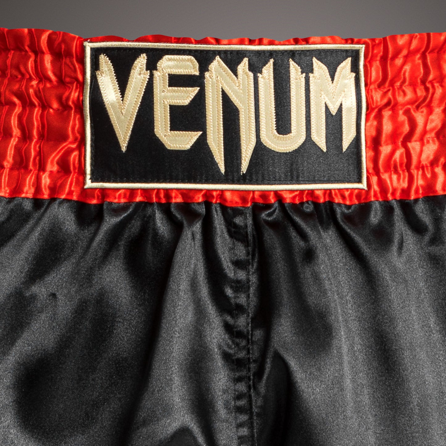 Venum Classic Muay Thai Kort Rood/Zwart/Goud