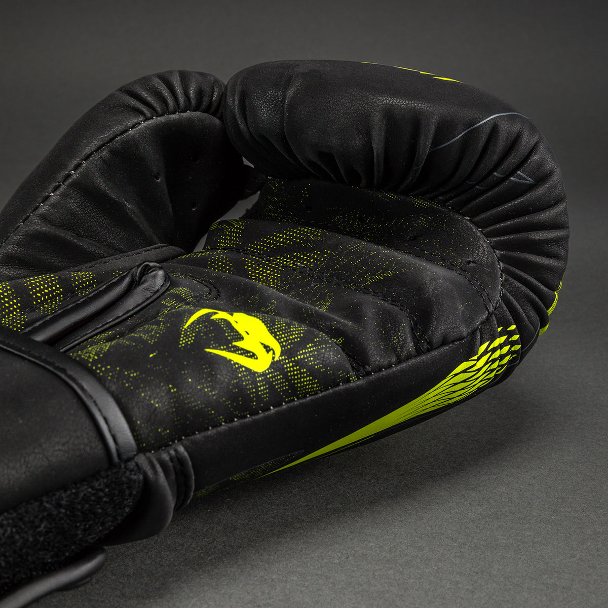 Venum Impact Amazonia Reborn bokshandschoenen - Zwart/Groen
