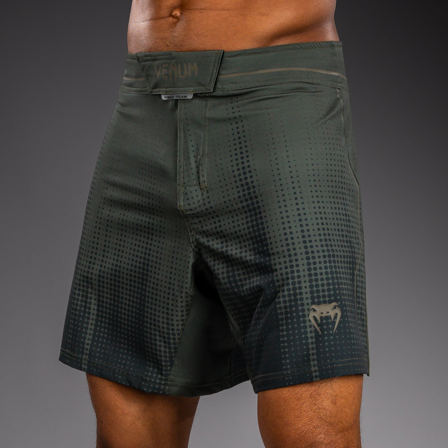 Venum Stealth Fightshorts – Kaki/Donkergroen