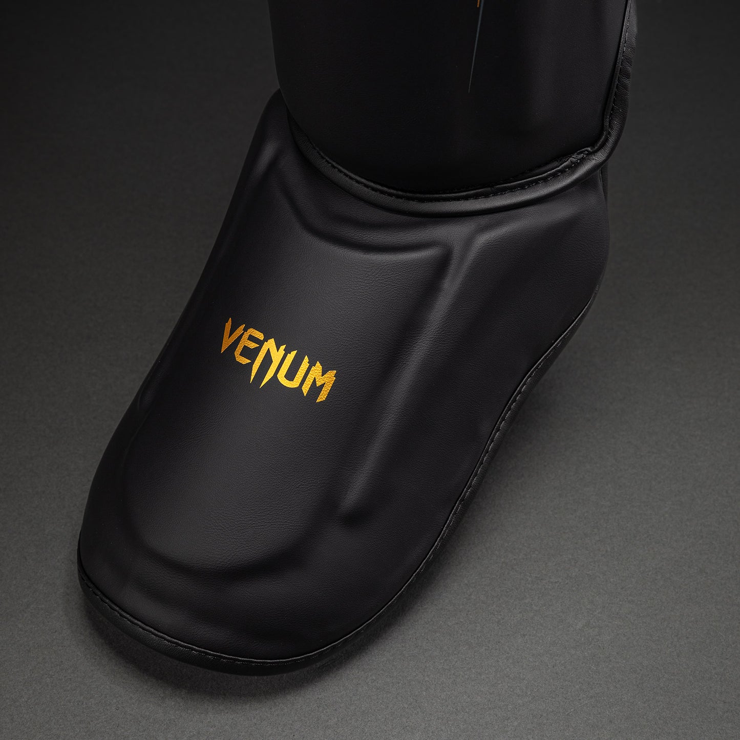 Venum Streamline Scheenbeschermers – Zwart/Goud