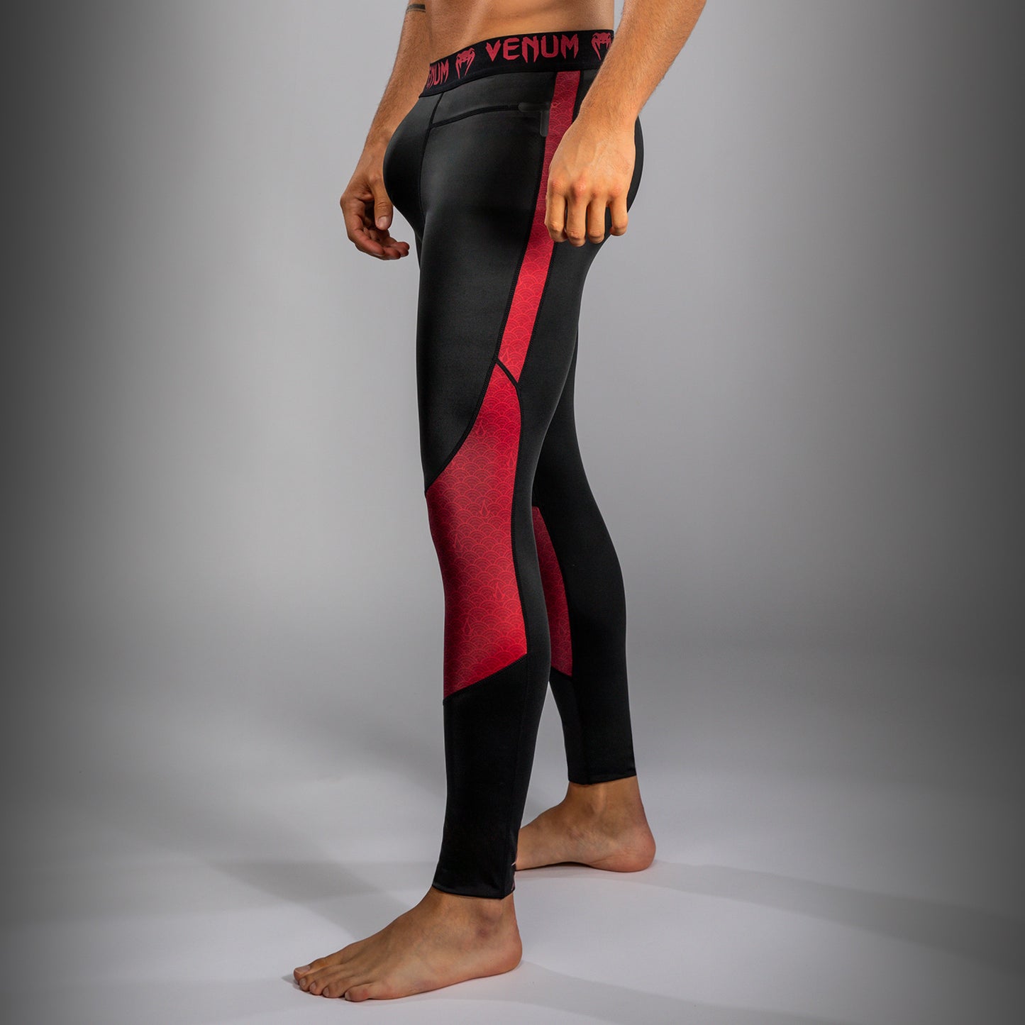 Venum x Assassin’s Creed Shadows Heren Spats - Bordeaux/Zwart