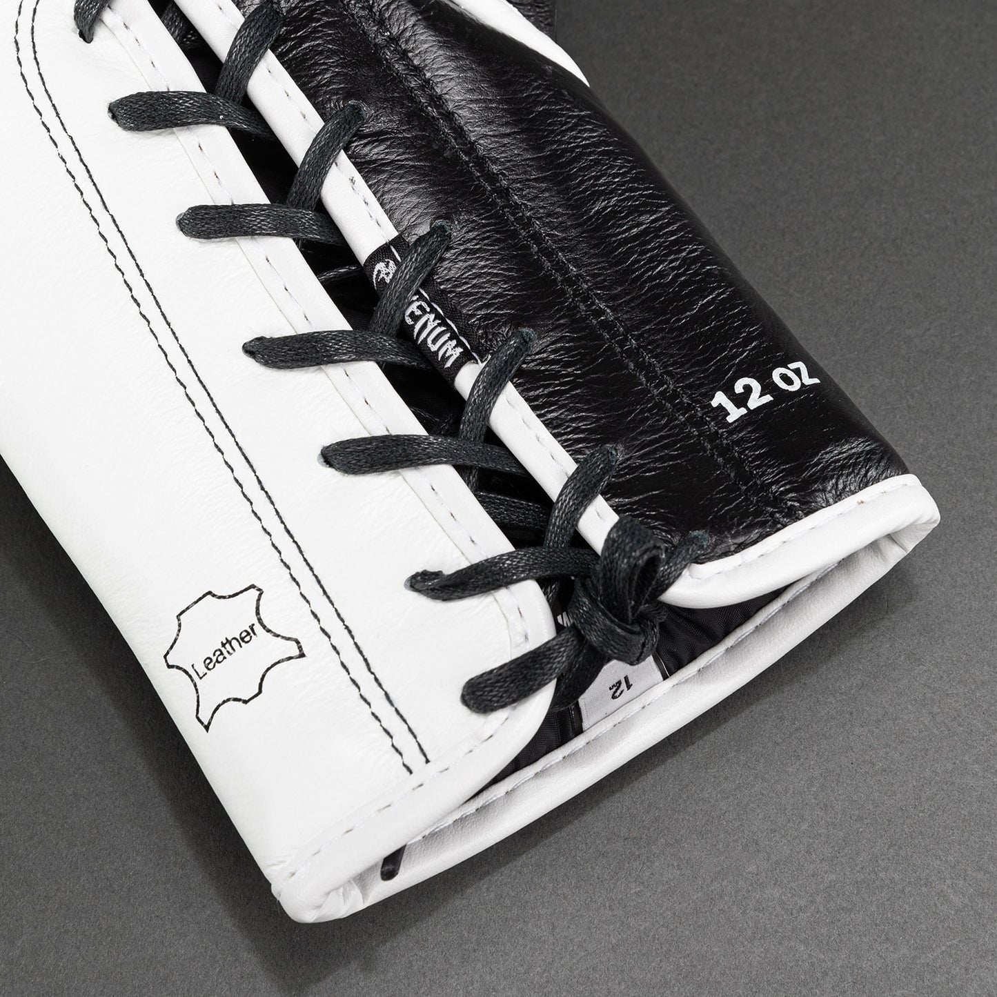 Venum Hammer Pro bokshandschoenen met veters - zwart/wit