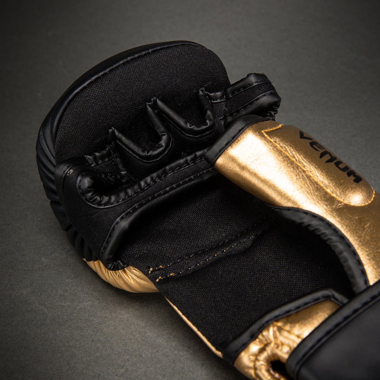 Venum Attack 2.0 Sparring Handschoenen – Goud/Zwart