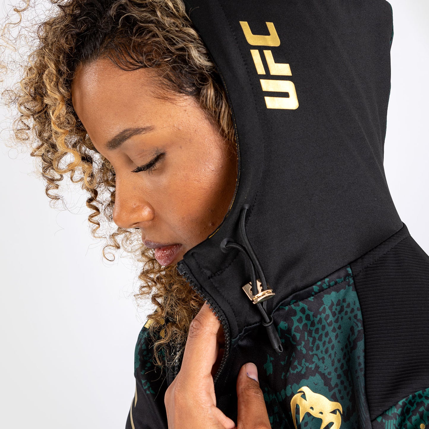 UFC Adrenaline by Venum Personalized Authentic Fight Night Vrouwen Walkout Hoodie - Emerald Edition - Groen/Zwart/Goud