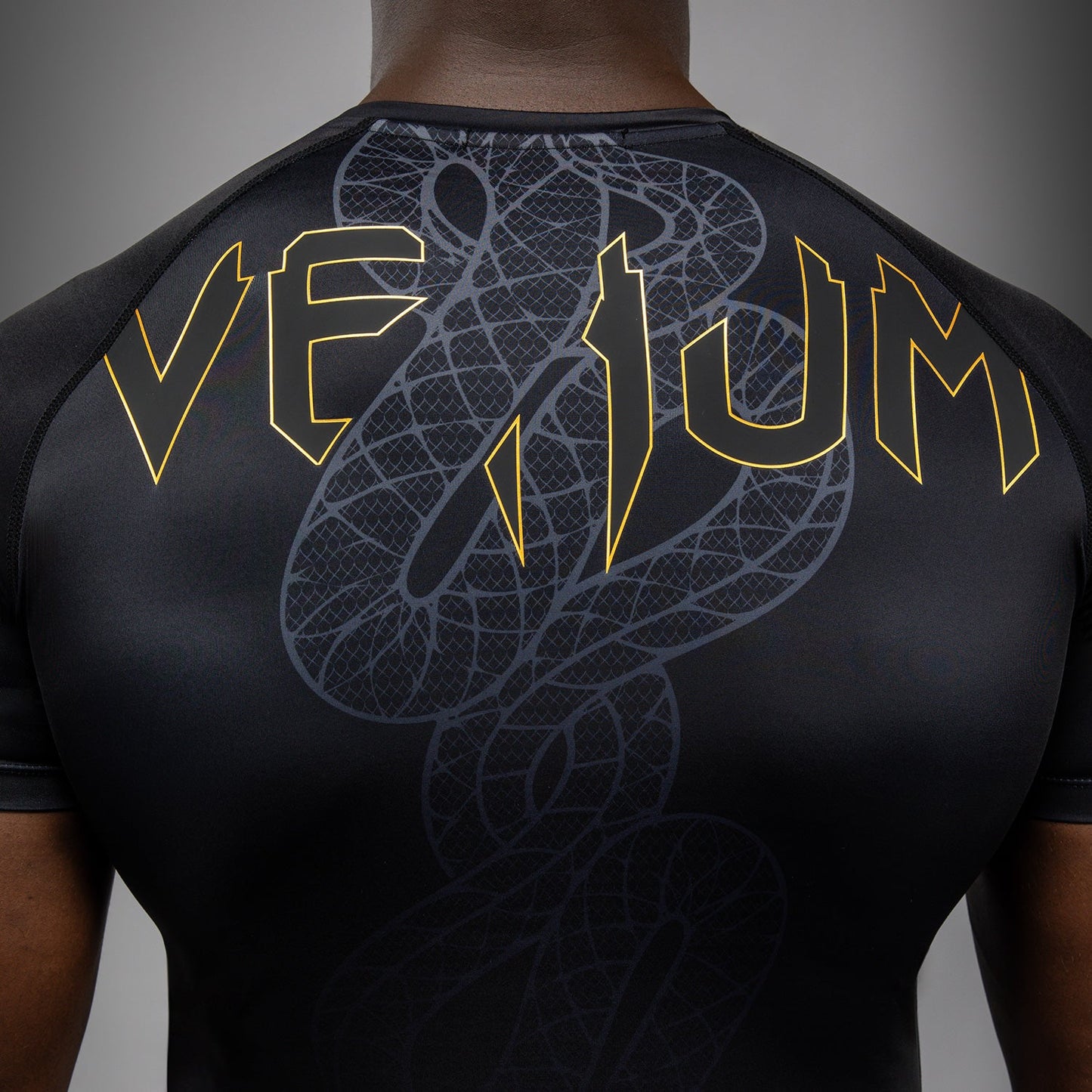 Venum Serpenti Rashguard met korte mouwen – Zwart/Zilver/Goud