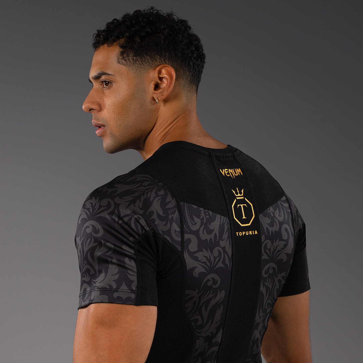 Venum x Topuria Unmatched Edition Korte Mouwen Rashguard - Zwart/Goud