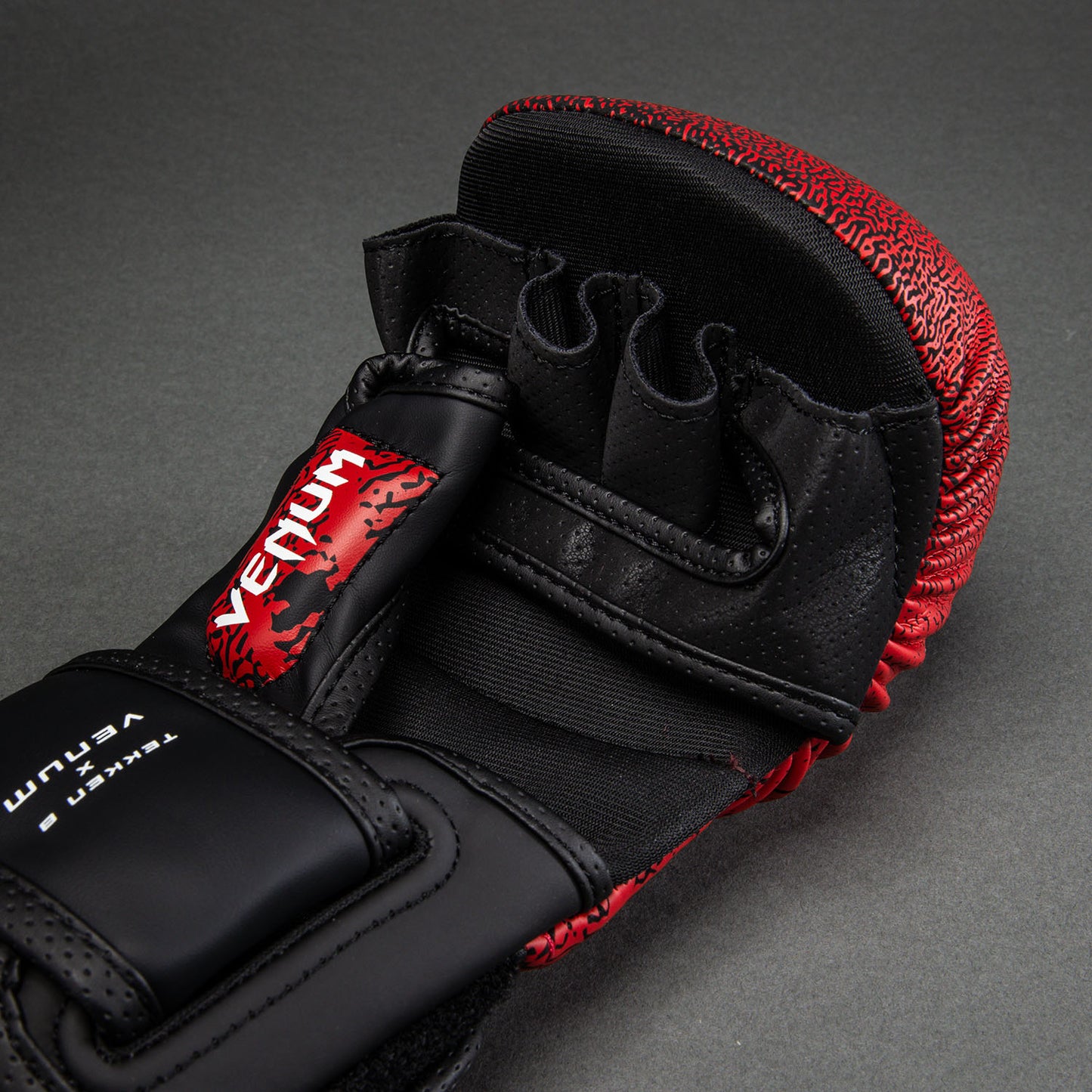 Venum x TEKKEN 8 Sparring Handschoenen - Kazuya - Rood/Zwart