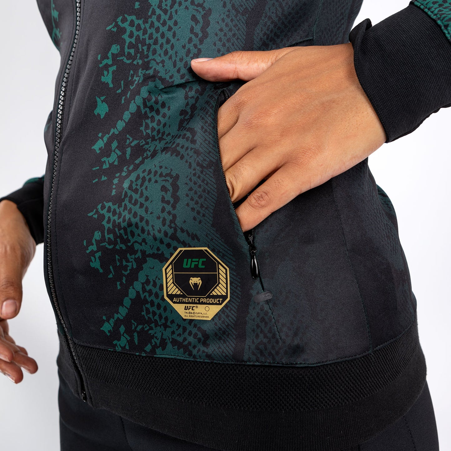 UFC Adrenaline by Venum Personalized Authentic Fight Night Vrouwen Walkout Hoodie - Emerald Edition - Groen/Zwart/Goud