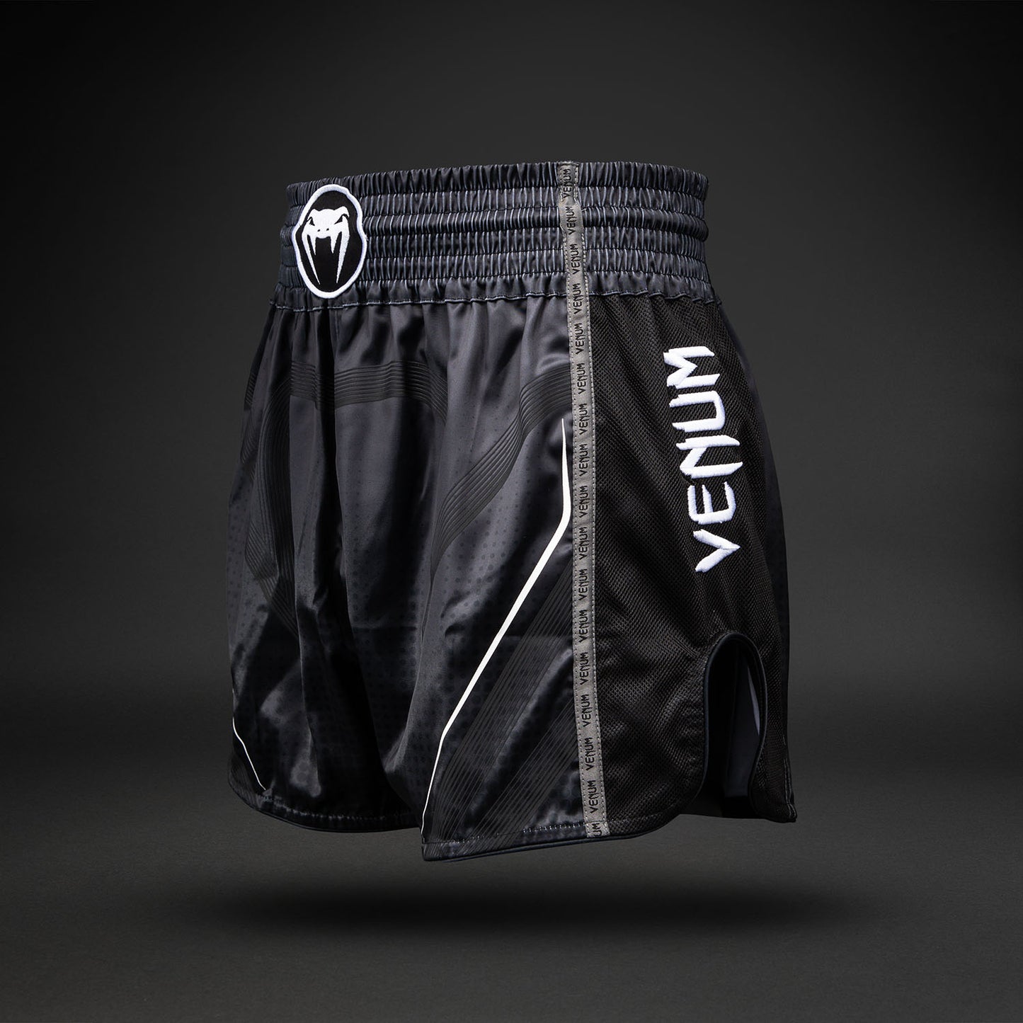 Venum Stealth Muay Thai Short – Zwart/Wit
