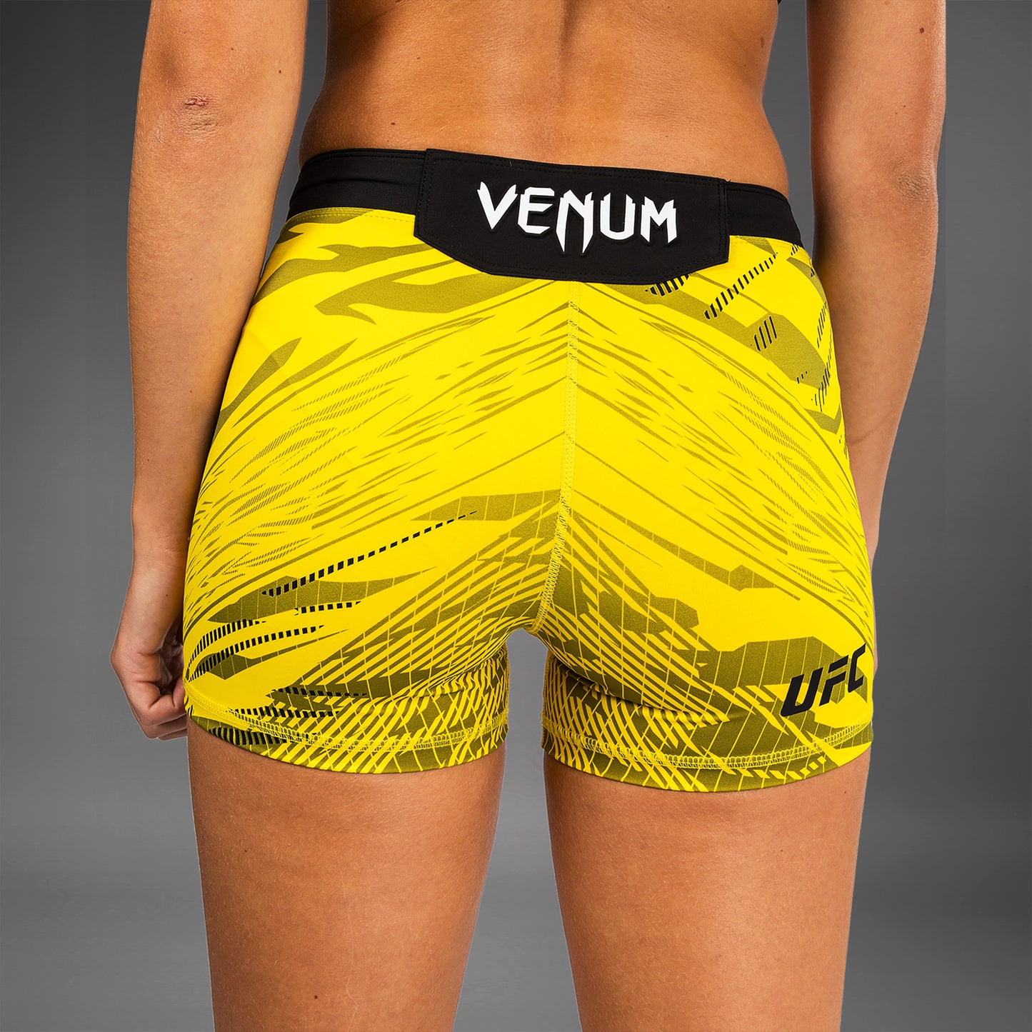 UFC Fusion by Venum Authentic Fight Night Vale Tudo Shorts voor Dames - Kort Fit - Geel