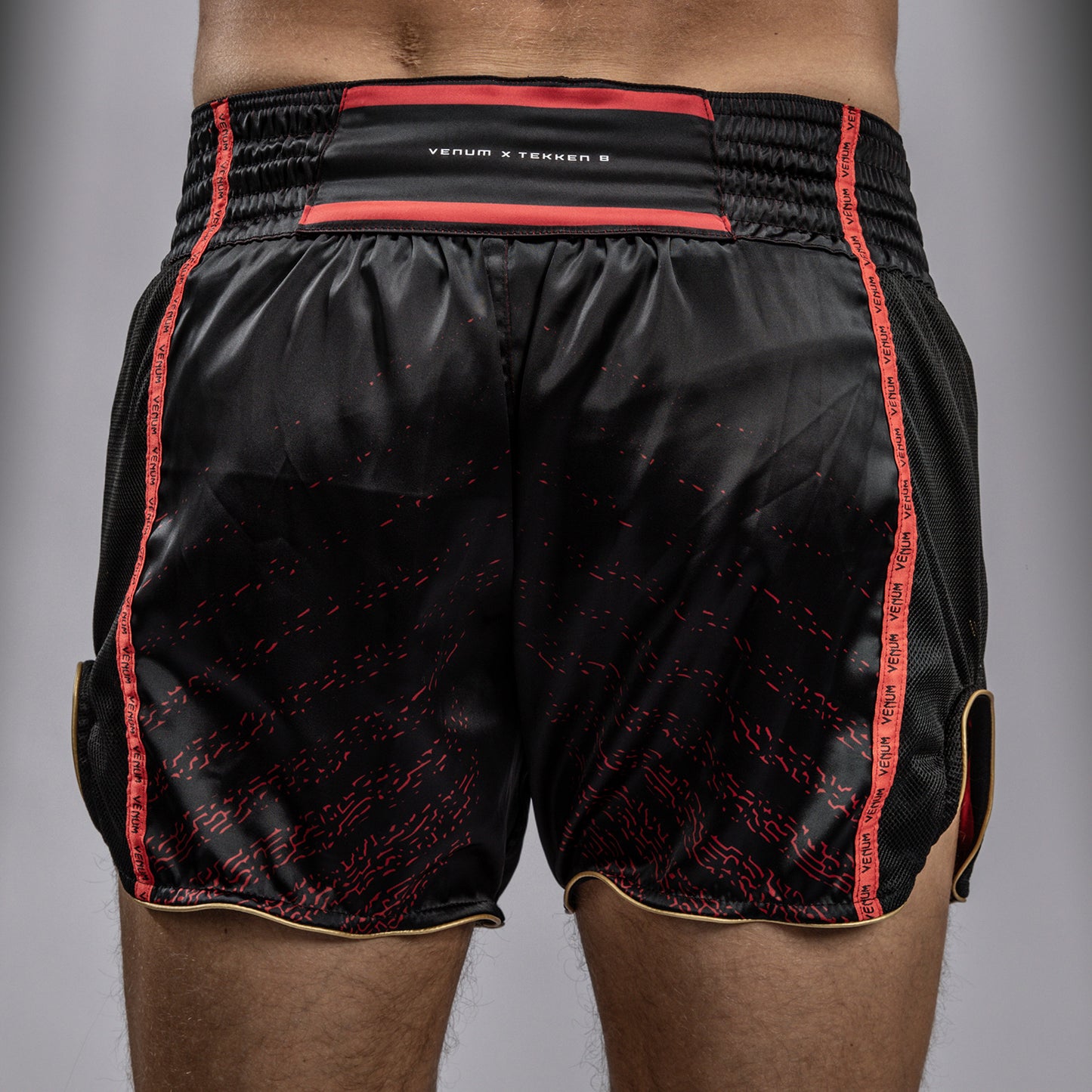 Venum x TEKKEN 8 - Marshall Law Muay Thai Shorts - Zwart/Rood/Goud