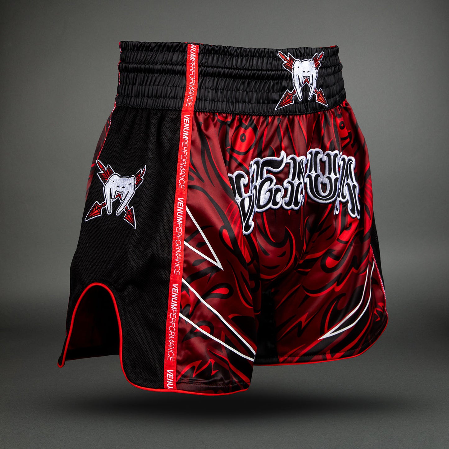 Venum Wolf Atak Muay Thai Shorts – Zwart/Rood