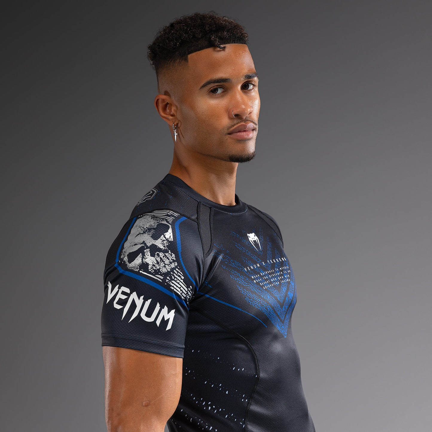 Venum x TEKKEN 8 - Paul Phoenix Rashguard - Zwart/Blauw
