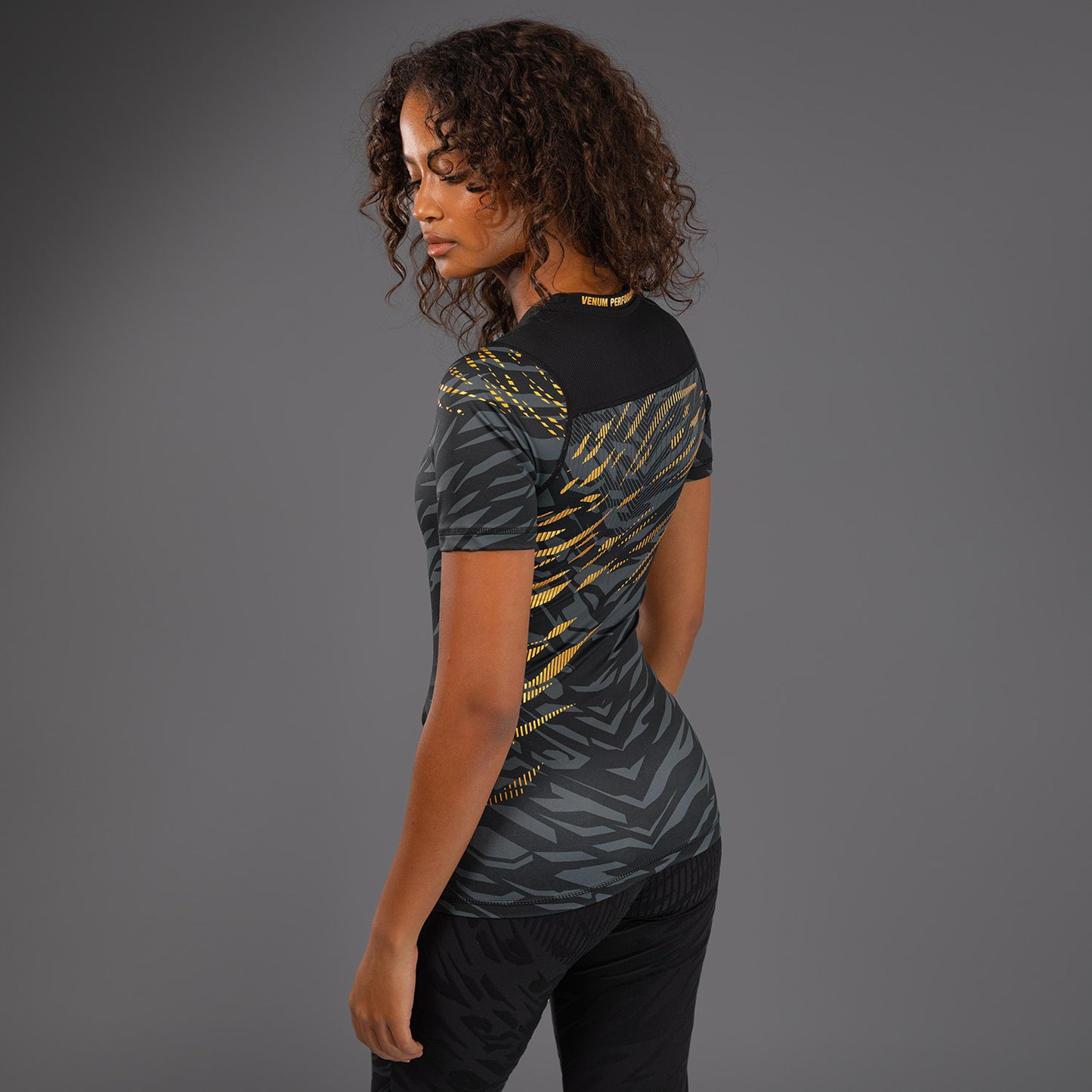 UFC Fusion by Venum Authentic Fight Night Korte Mouwen Performance Rashguard voor Dames - Champion