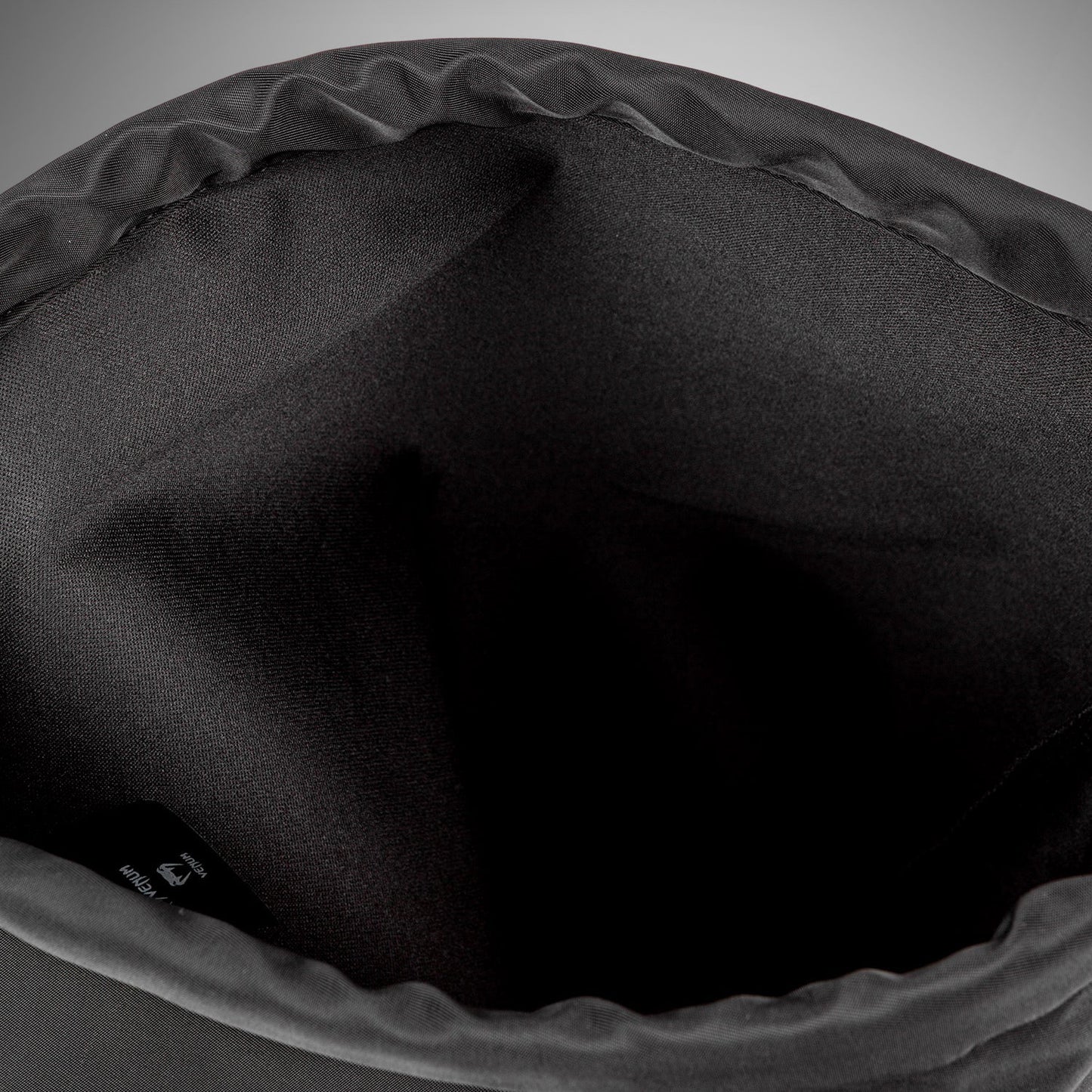 Venum Classic Rugzak (20-25L) – Zwart/Wit