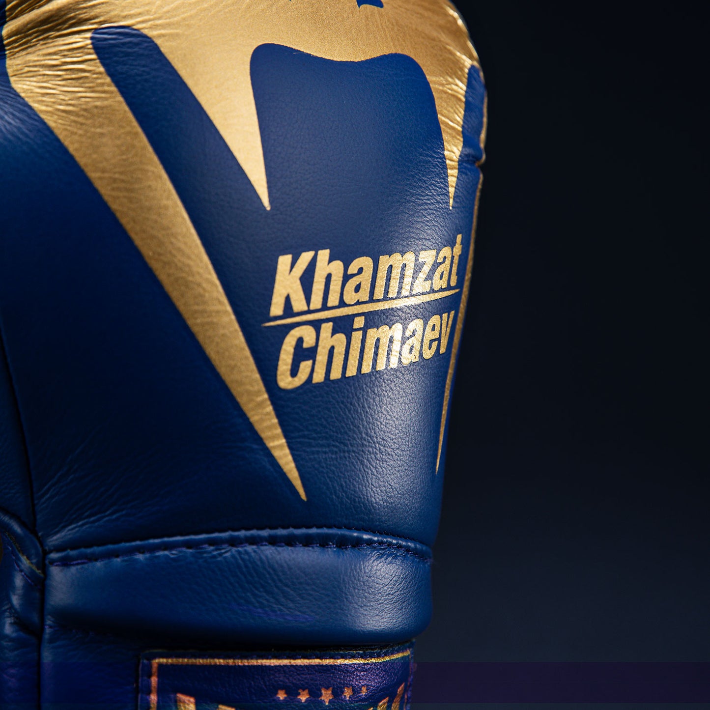 Venum Giant 2.0 Khamzat Chimaev Pro bokshandschoenen - Blauw goud