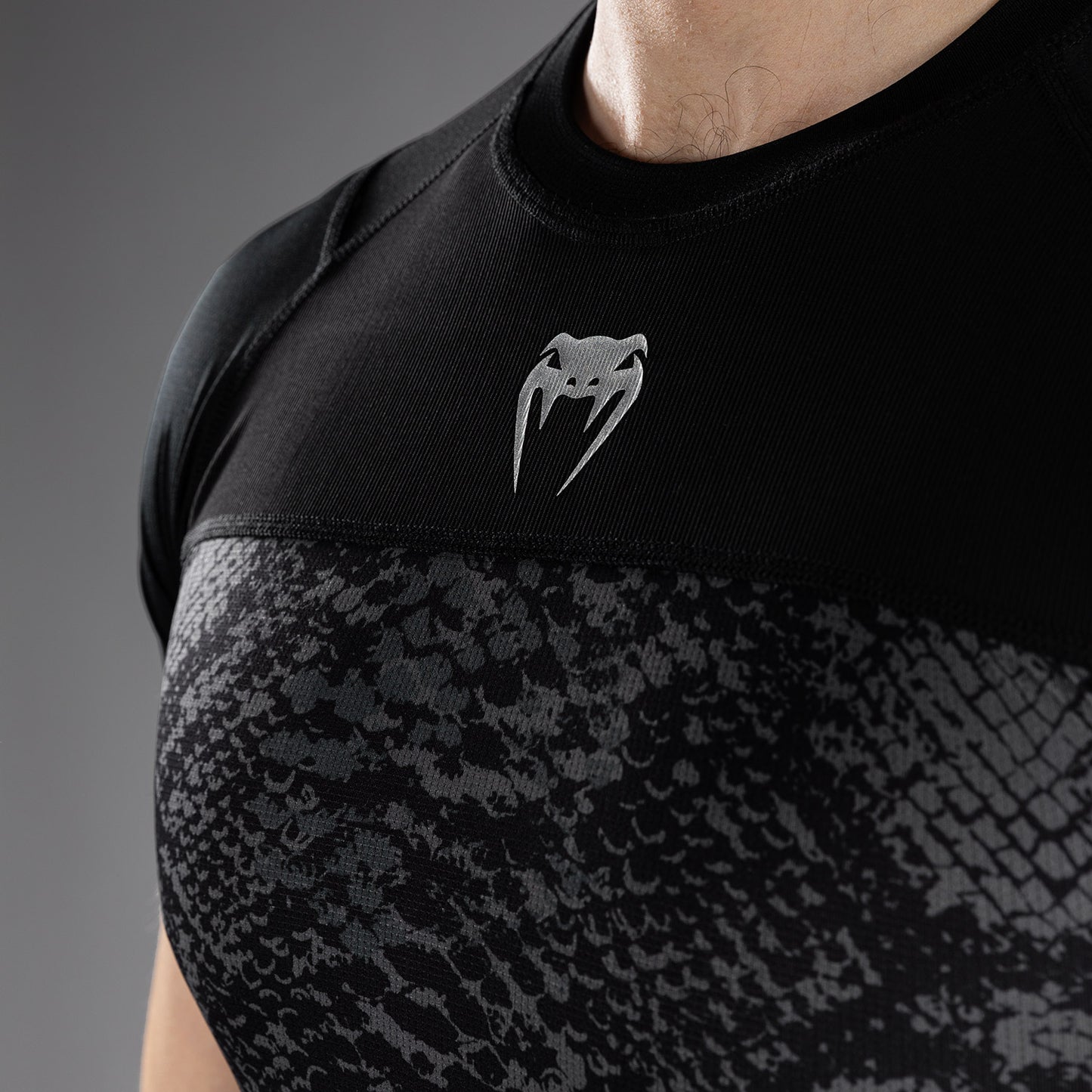 Venum G-Fit Scales Rashguard met korte mouwen – Zwart/Antracietgrijs