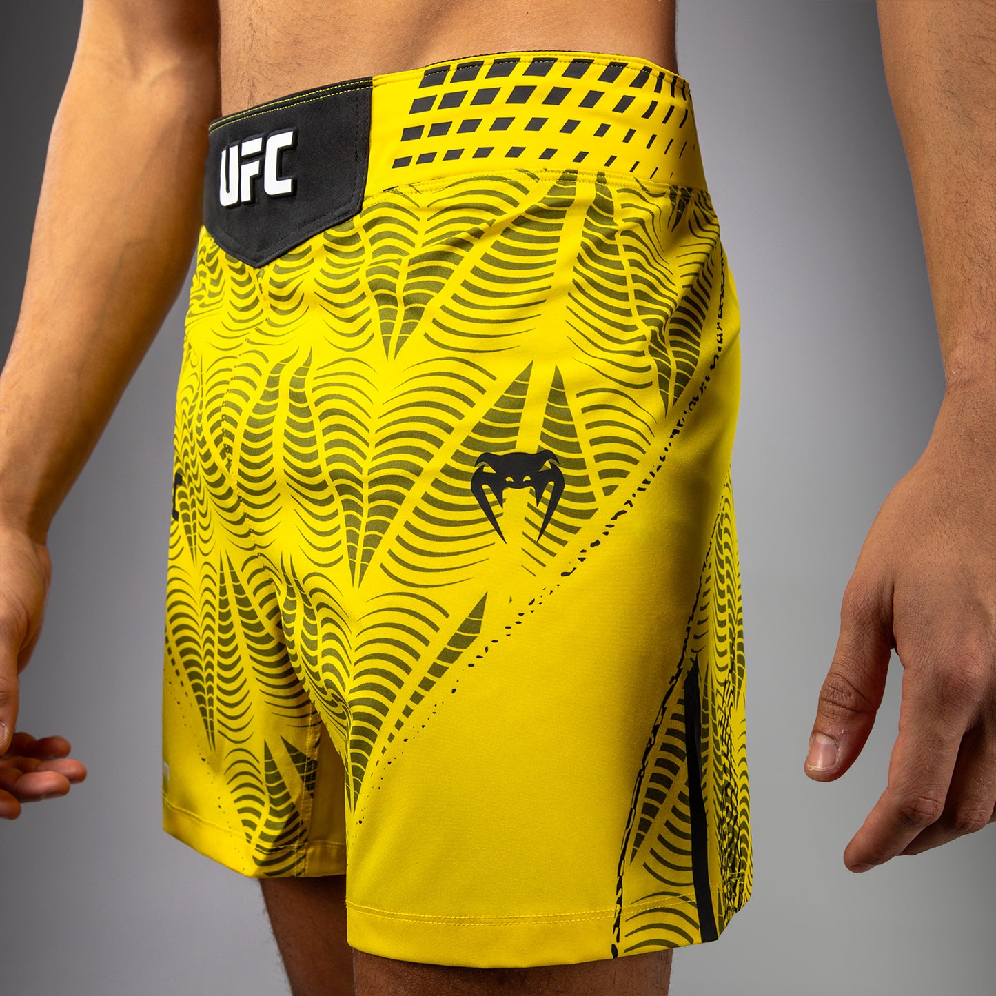 UFC Zenith by Venum Authentic Fight Night Short Fit Fight Short Heren - Geel