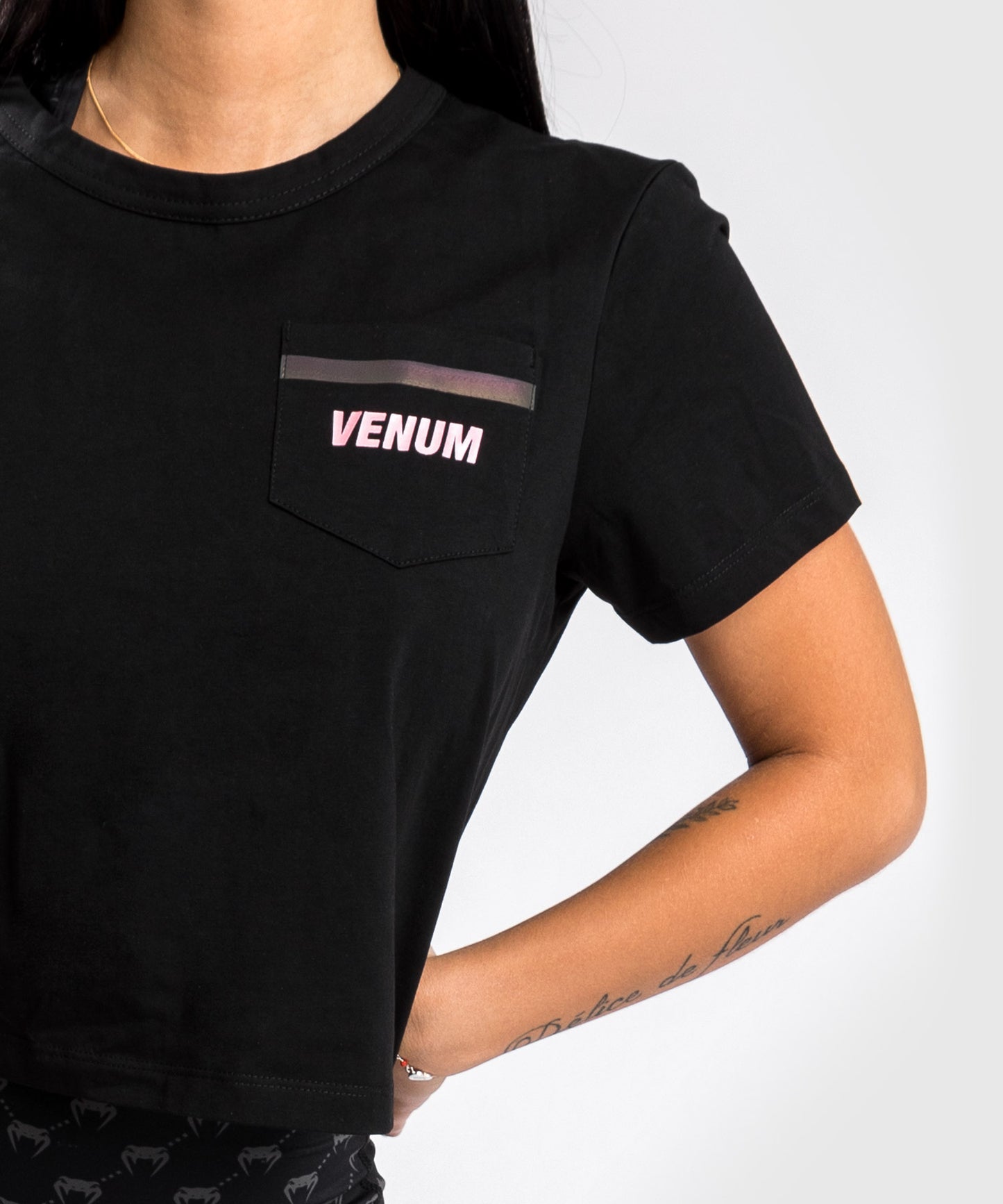 Venum Pink Pocket T-shirt voor vrouwen – Zwart/Roze Goud
