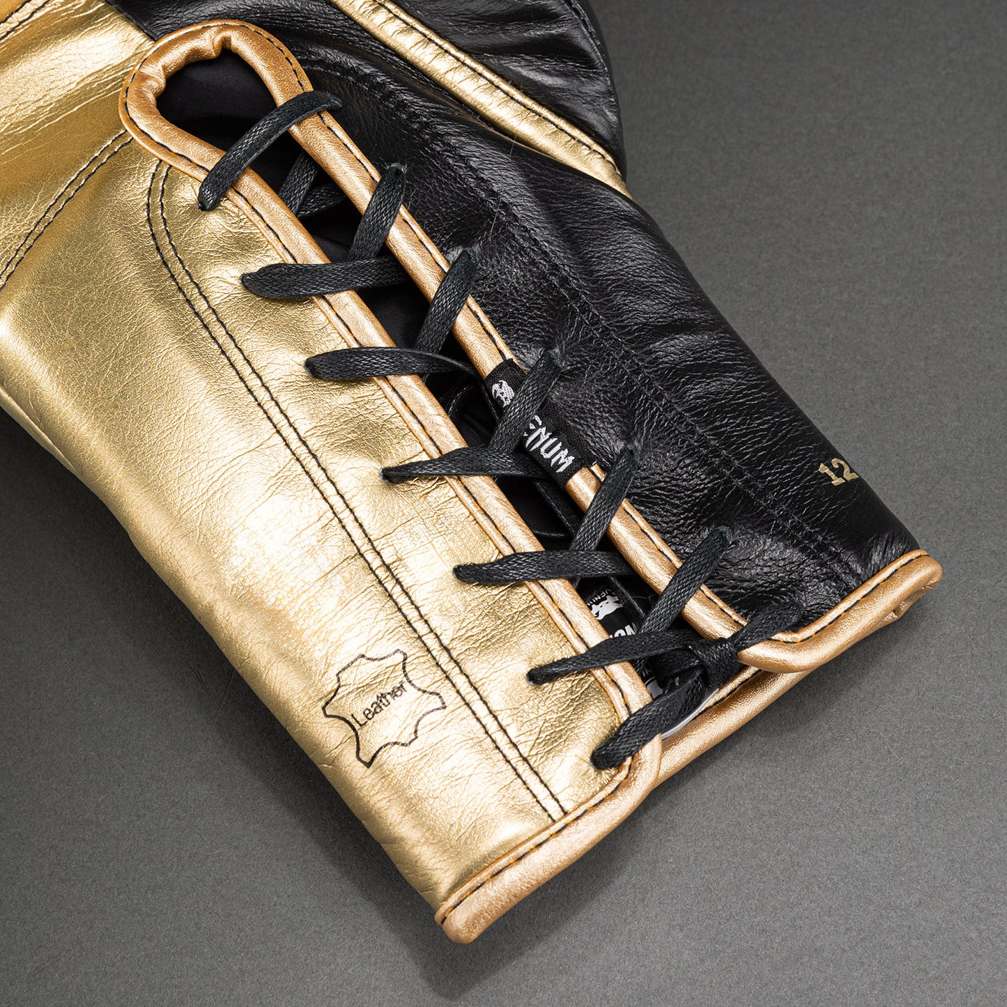 Venum Shield professionele bokshandschoenen met veters - zwart/goud