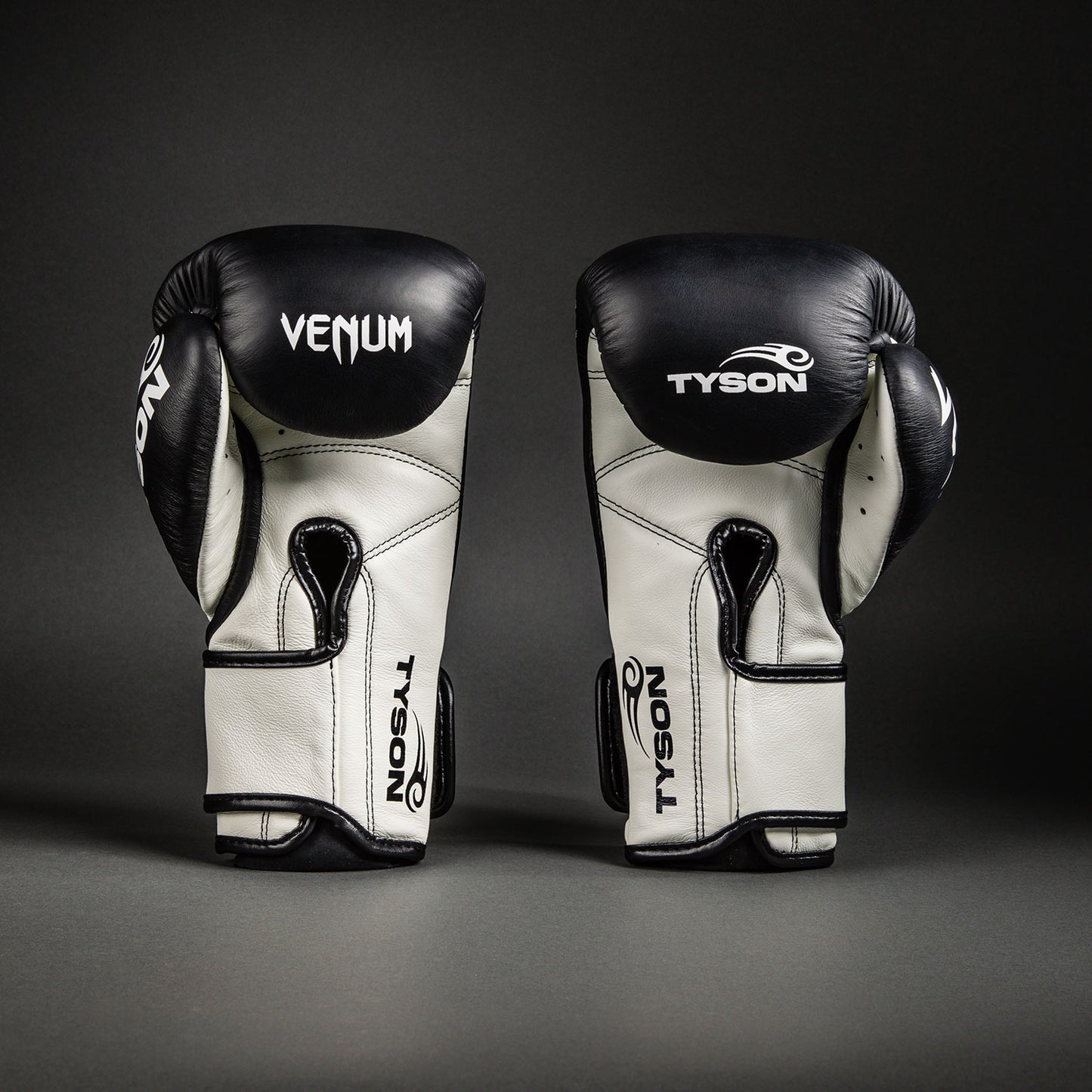 Venum Giant 2.0 Mike Tyson Pro Bokshandschoenen - Diep Zwart/Optisch Wit