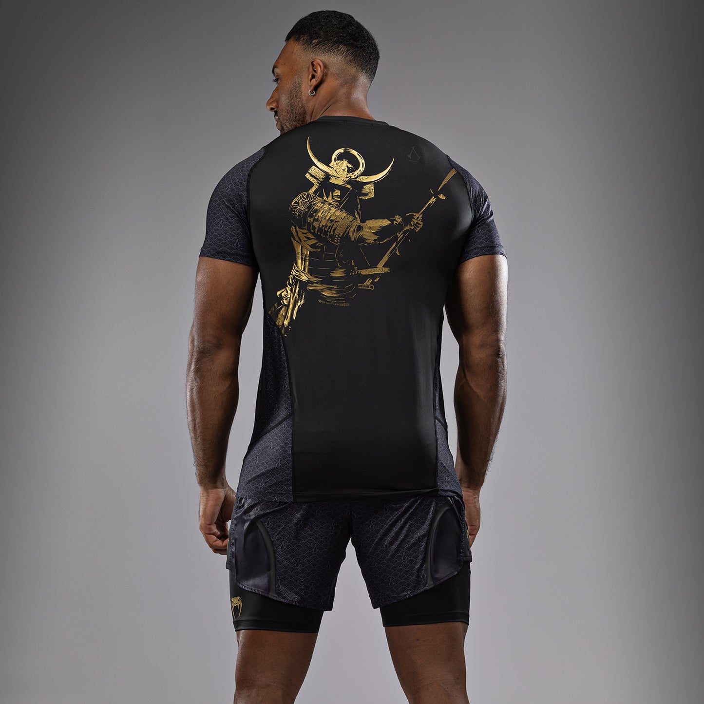 Venum x Assassin’s Creed Shadows Dry-Tech T-shirt voor heren - Zwart/Goud