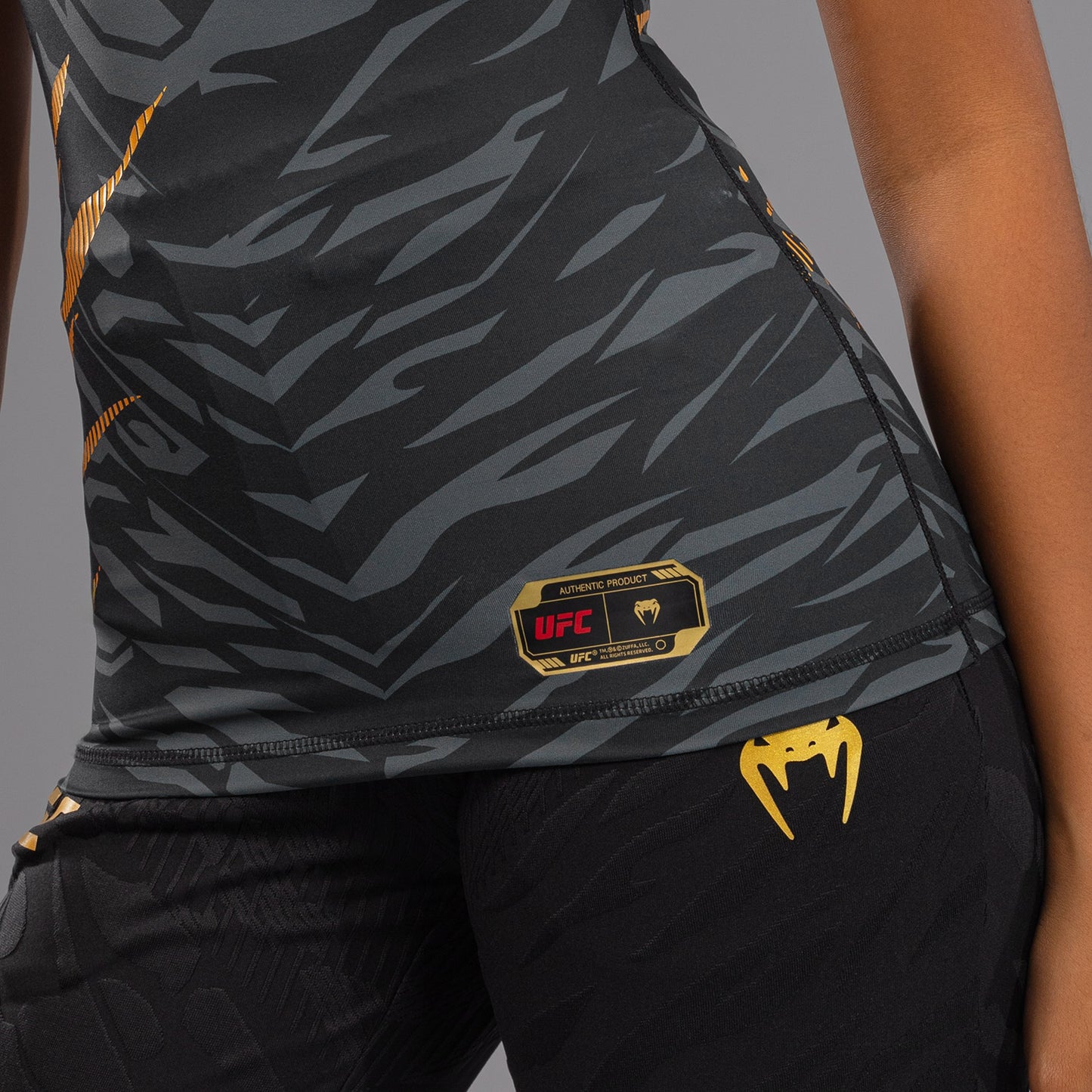 UFC Fusion by Venum Authentic Fight Night Korte Mouwen Performance Rashguard voor Dames - Champion