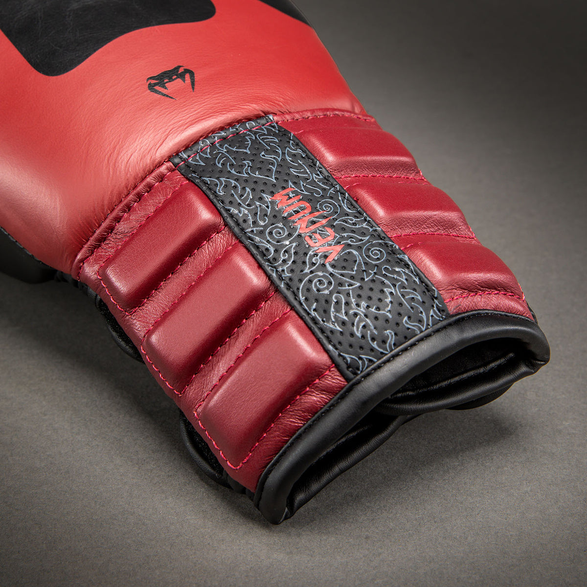 Venum Reverso Bokshandschoenen – Zwart/Rood