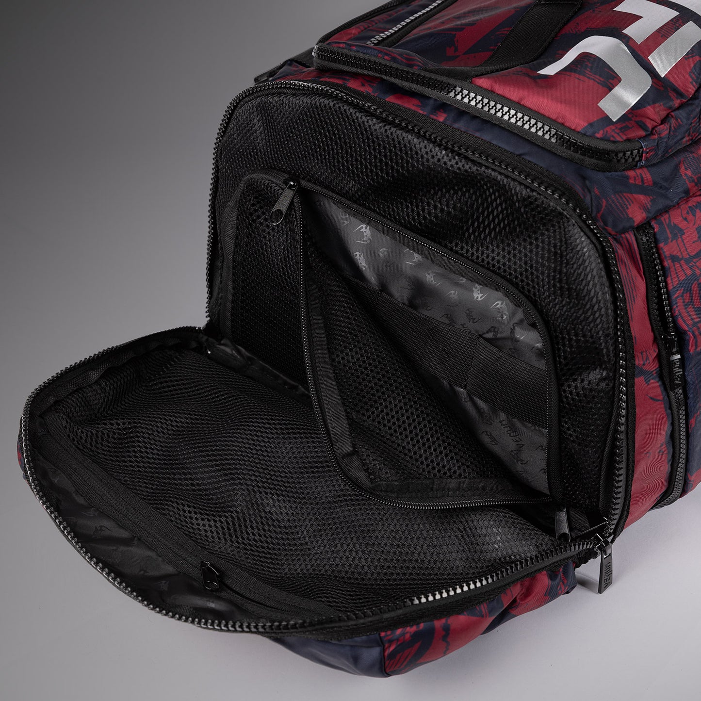 UFC Zenith by Venum Authentic Fight Week sporttas (48L) - bordeauxrood