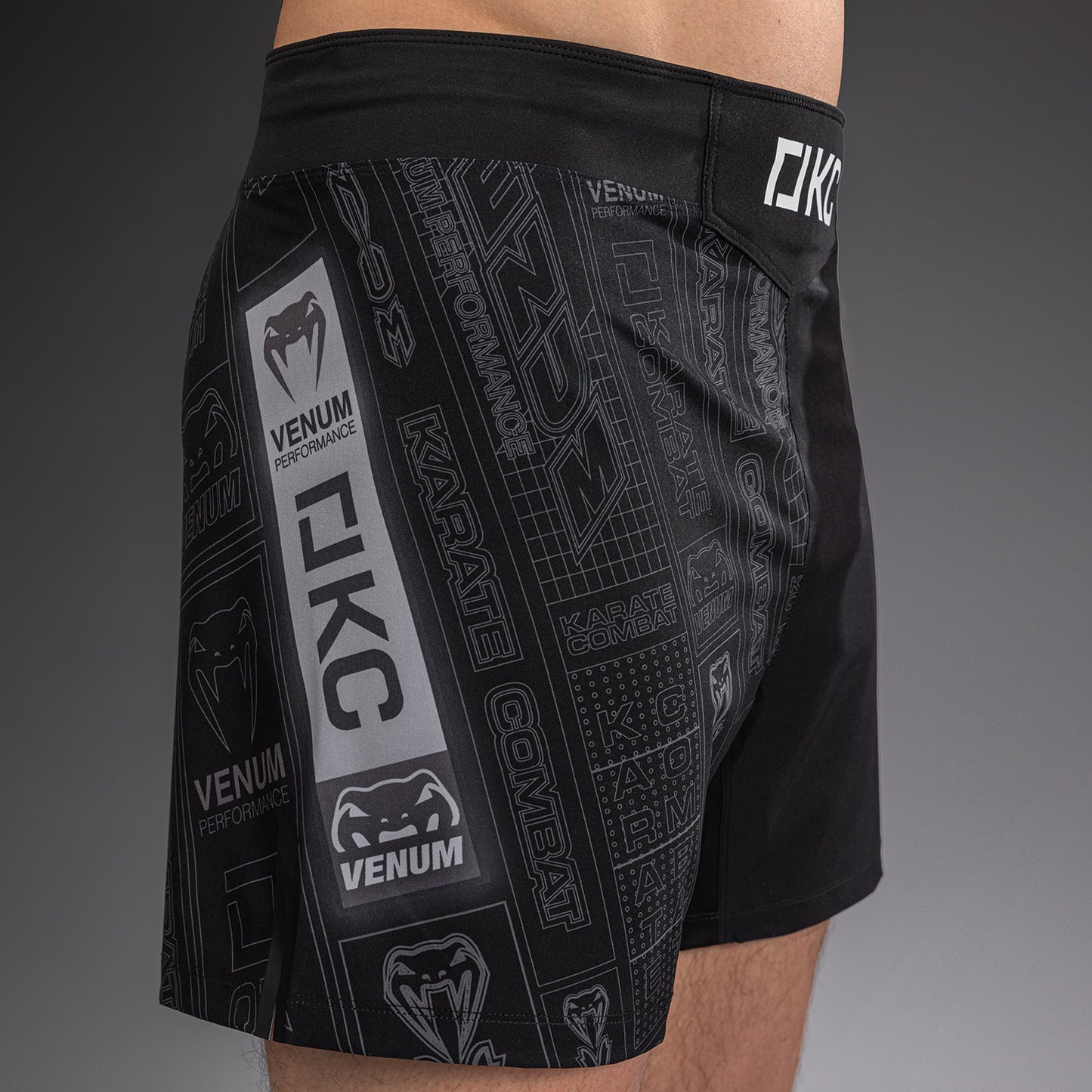 Karate Combat by Venum Fightshorts – Zwart/Grijs