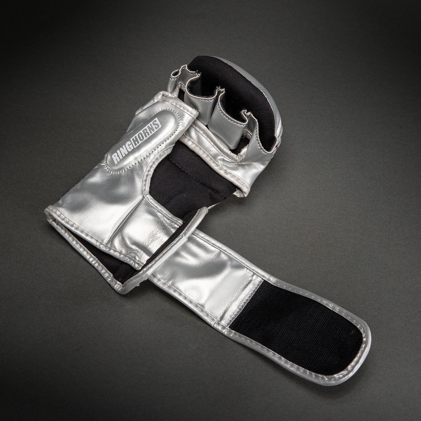 Ringhorns Charger by Venum MMA Handschoenen – Zilver/Zwart