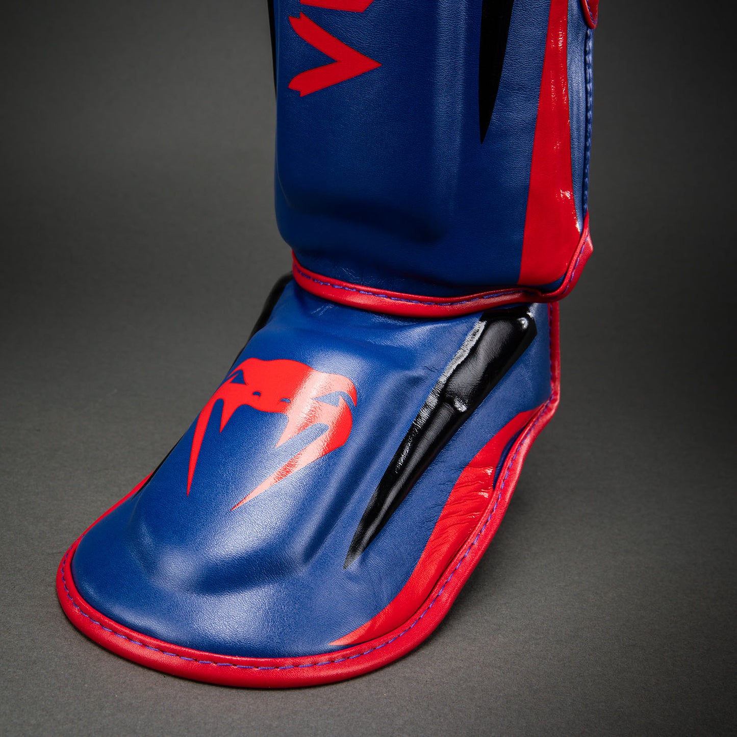 Venum Elite Scheenbeschermers - Donkerblauw/Rood