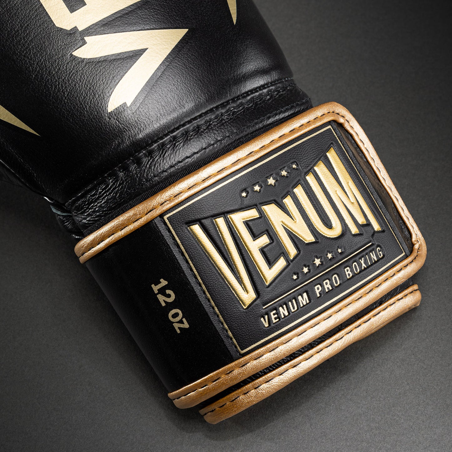 Venum Hammer Pro bokshandschoenen met klittenband - zwart/goud