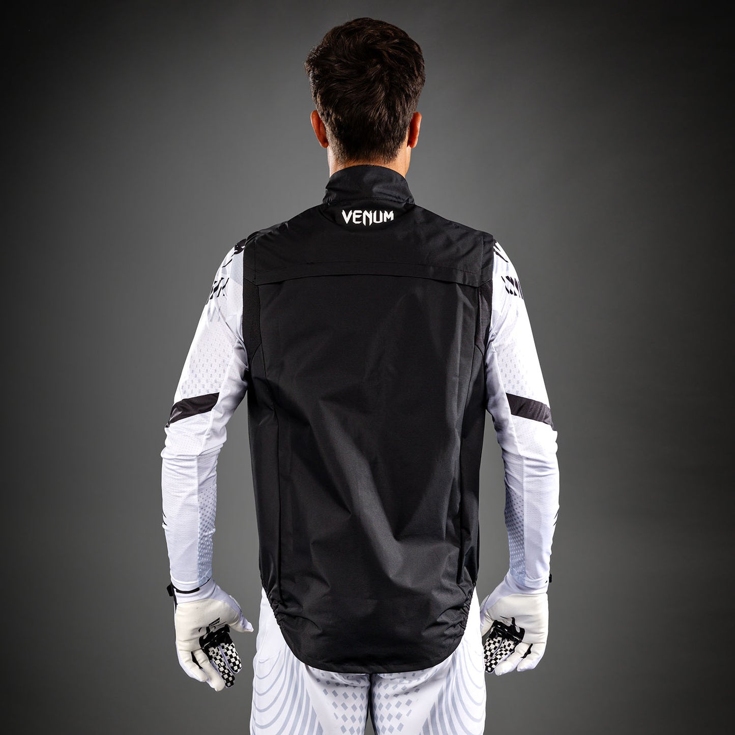 Venum MX Basics Mouwloze windbreaker - Zwart/Wit