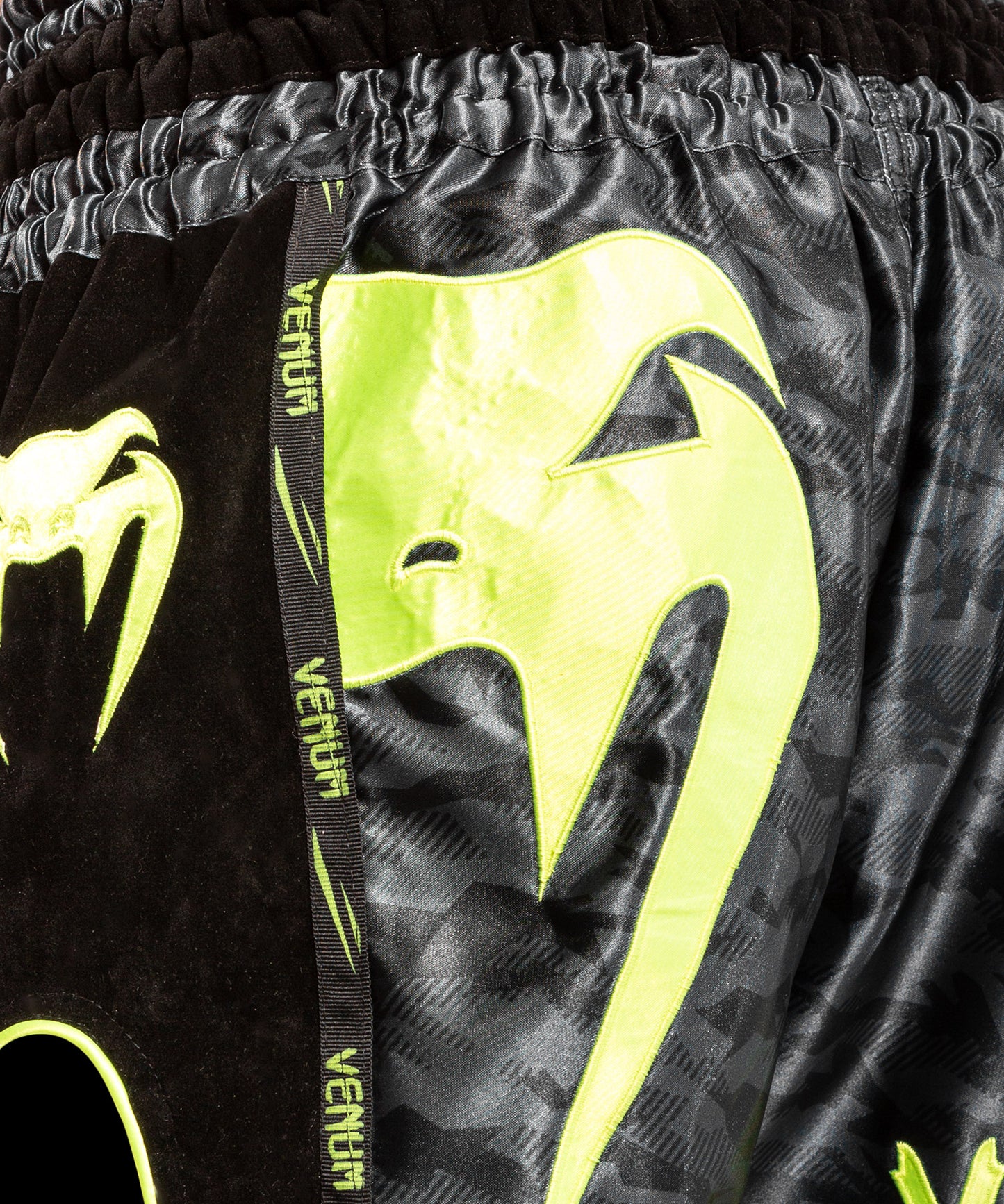 Venum Giant Camo Muay Thai Shorts - Zwart/Geel