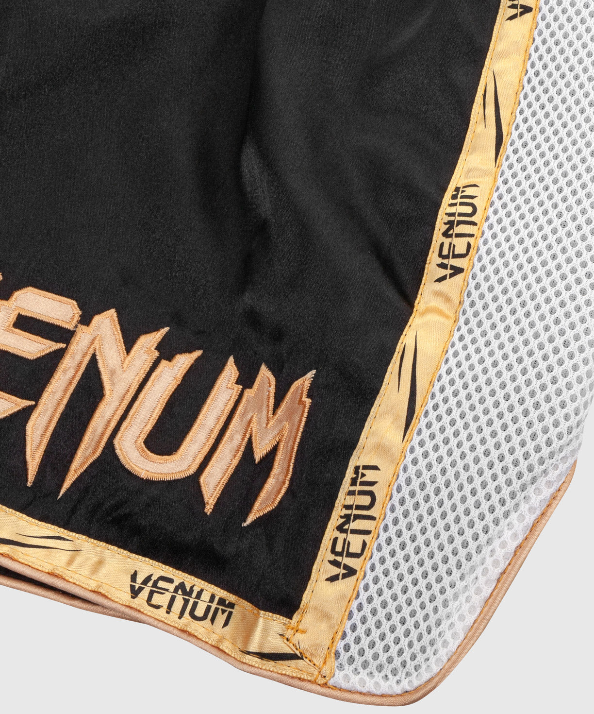 Venum Giant Muay Thai Shorts - Zwart/Wit/Goud