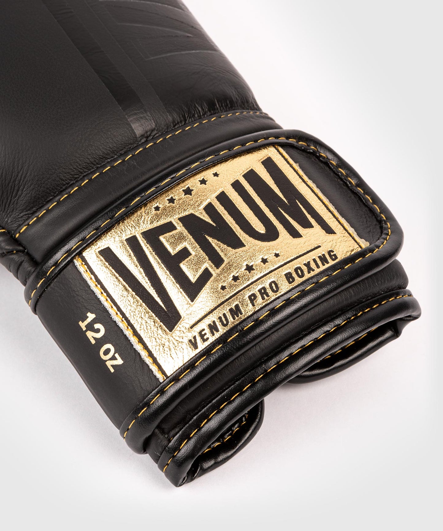Venum Shield Pro bokshandschoenen klittenband - Zwart/Zwart-Goud