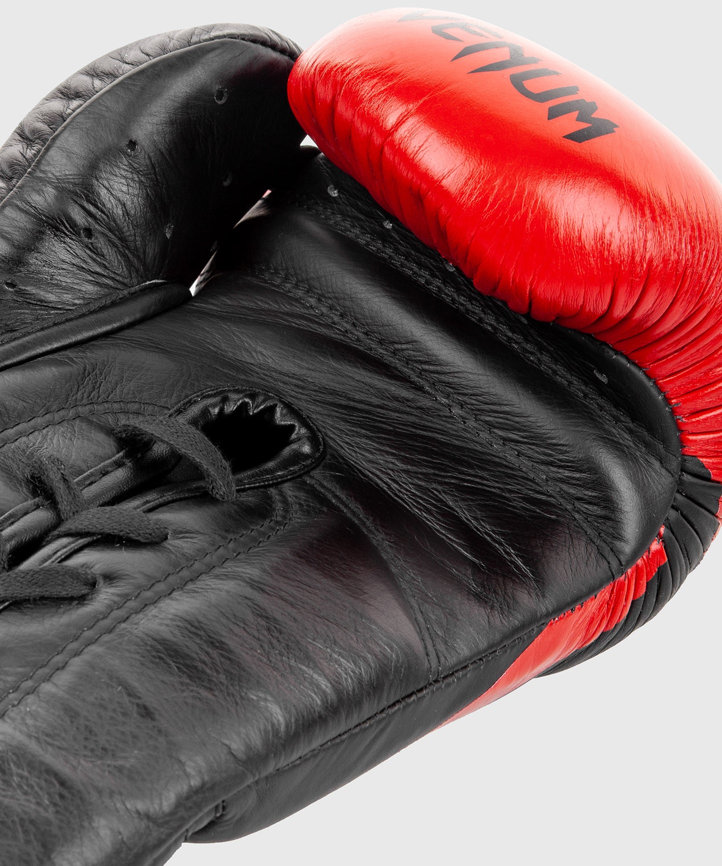 Venum Hammer Pro bokshandschoenen - met veters - Zwart/Rood