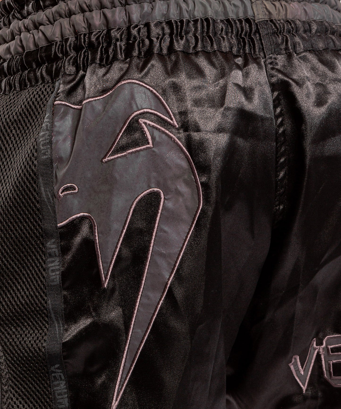 Venum Giant Glow Muay Thai Shorts - Zwart