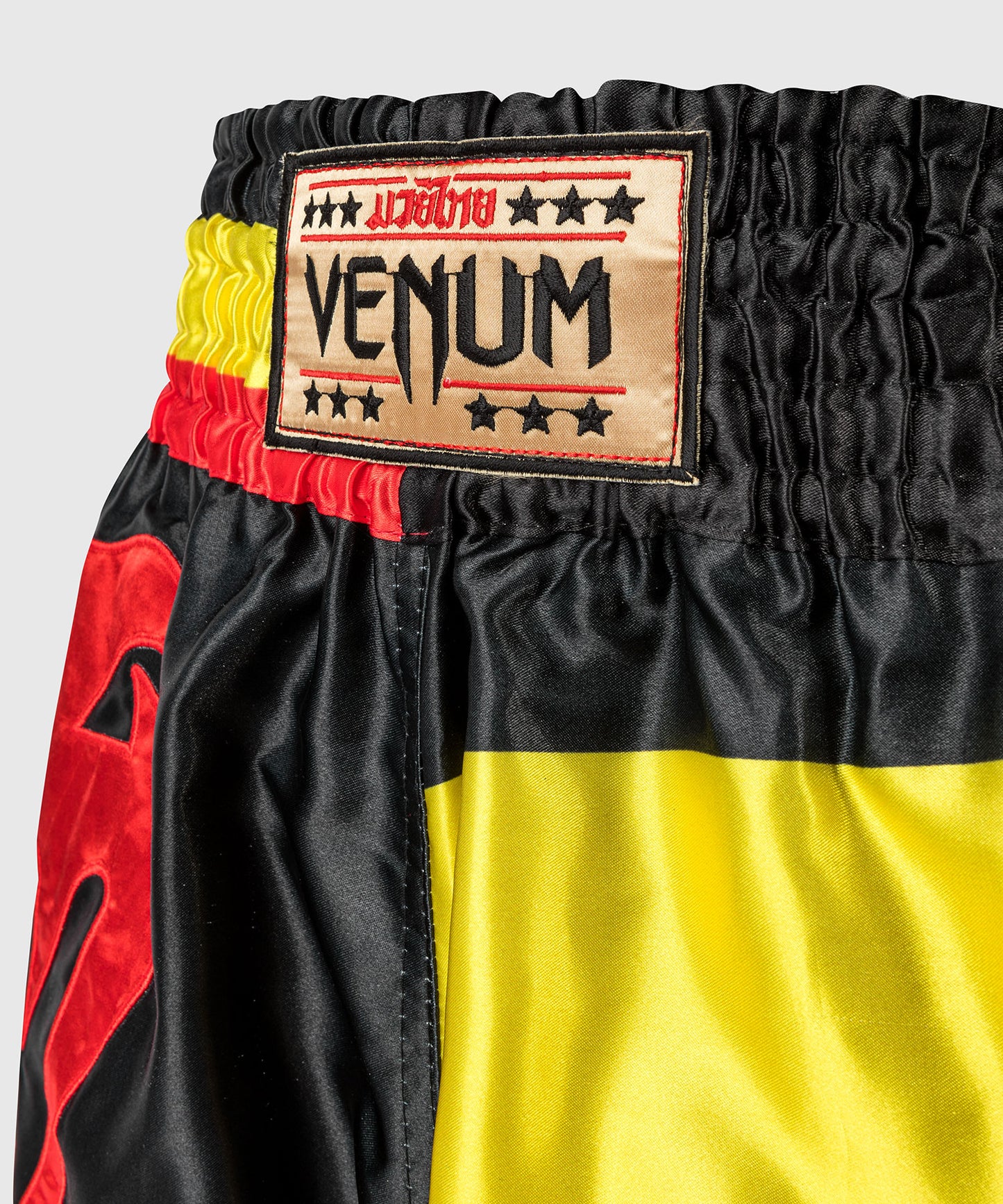 Venum Giant Muay Thai broekje - Zwart/Geel/Rood